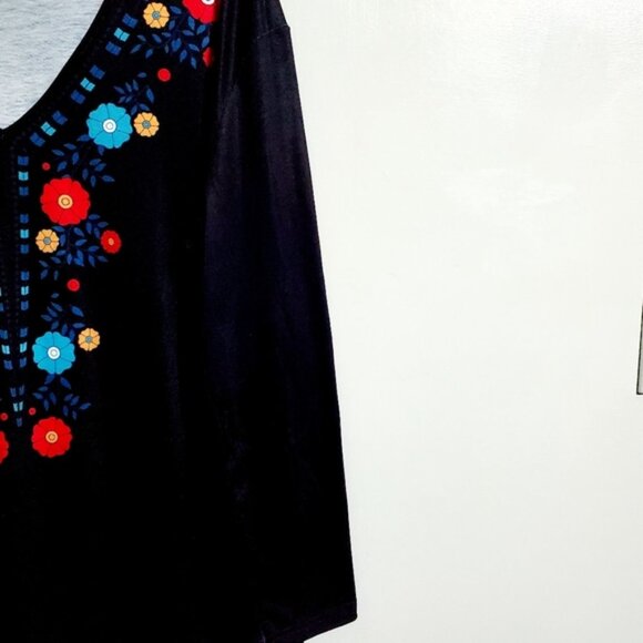 NWT Sheilay  XXL Black Floral V-neck Long Sleeve Pullover Top - Picture 4 of 5